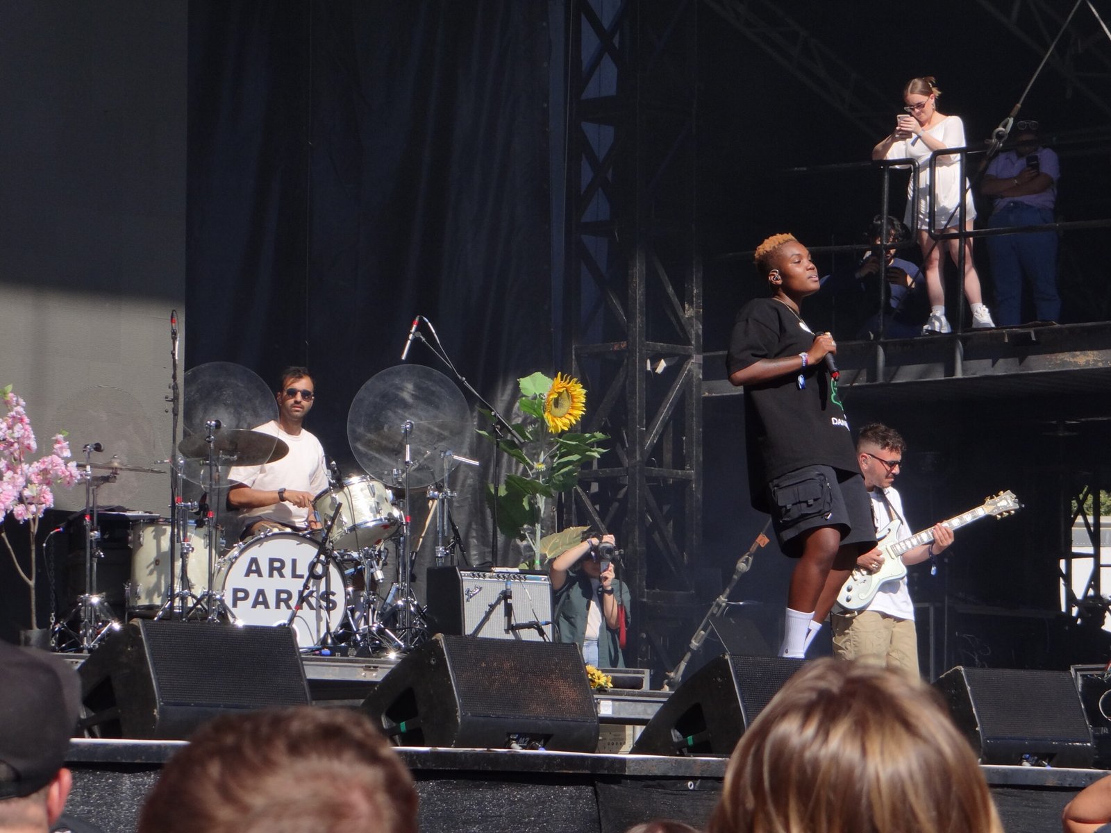 Arlo Parks: The Poetic Voice of Introspection (image credits: By Thomson200, CC0, https://commons.wikimedia.org/w/index.php?curid=111798975)