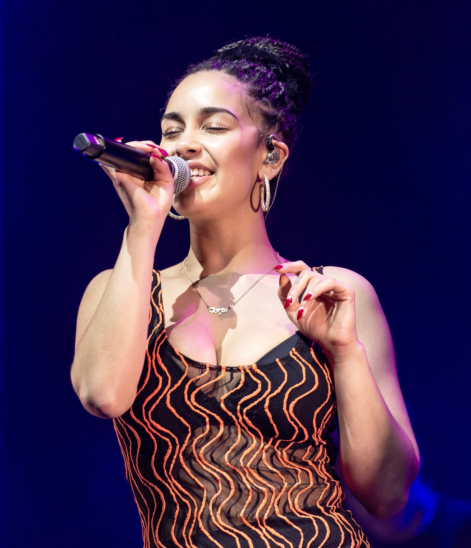 Jorja Smith: The UK Soul Consciousness Leader (image credits: Jorja Smith 04/18/2018 #31, CC BY 2.0, https://commons.wikimedia.org/w/index.php?curid=73483305)