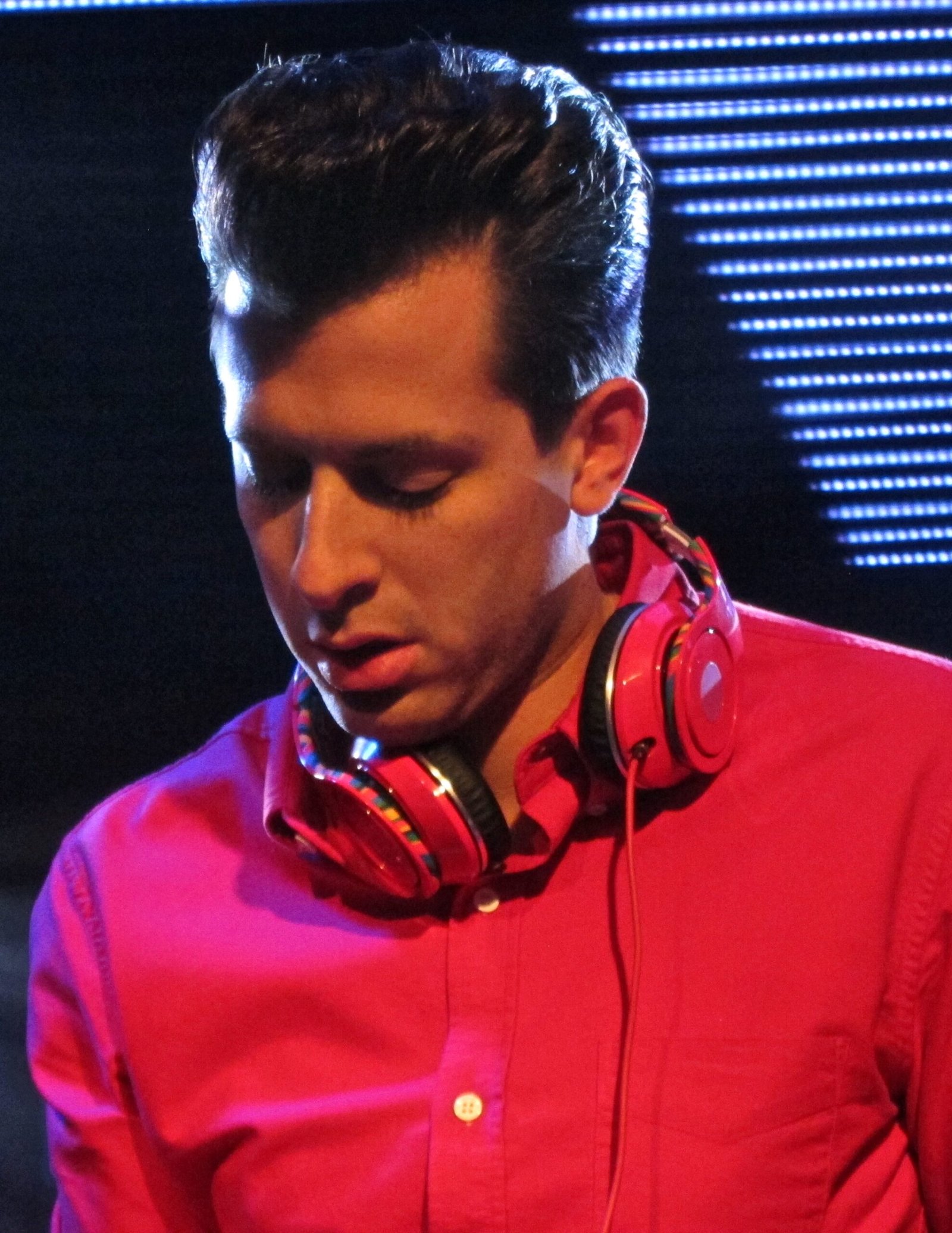 Mark Ronson feat. Amy Winehouse – Valerie (Originally by The Zutons) (image credits: Coke Olympics 2012 Gig, CC BY 2.0, https://commons.wikimedia.org/w/index.php?curid=39517612)