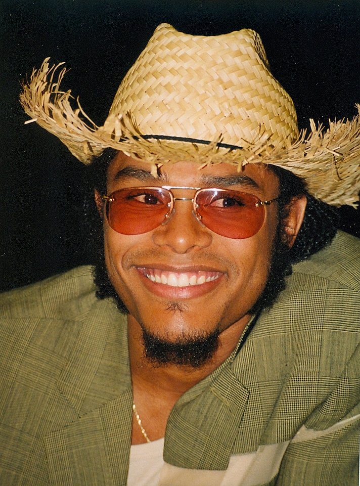 Maxwell – Neo-Soul’s Sultry Secret Weapon (image credits: Maxwell (musician ), CC BY-SA 2.0, https://commons.wikimedia.org/w/index.php?curid=74773109)