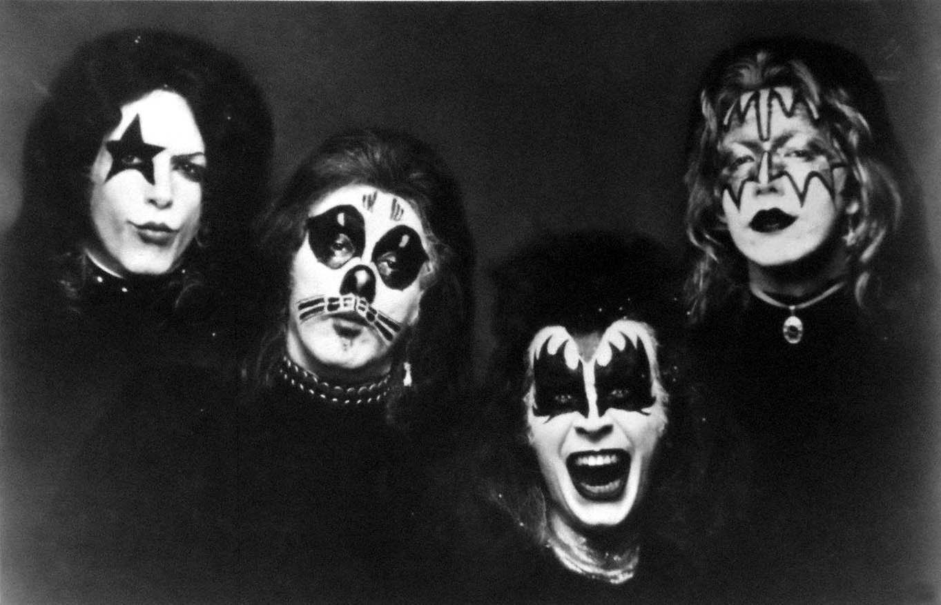 KISS – Rock Legends, Unmasked (image credits: item
front
back, Public domain, https://commons.wikimedia.org/w/index.php?curid=68540244)
