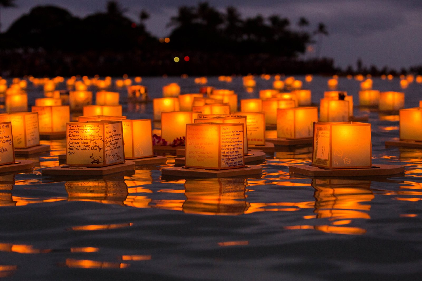 20. Lantern Floating Hawaii (Honolulu, USA) (image credits: Hawaii Lantern Floating Ceremony 2016, CC BY 2.0, https://commons.wikimedia.org/w/index.php?curid=60571327)