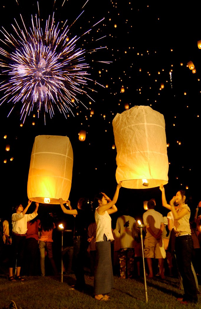 Yi Peng Lantern Festival (Thailand) – A Sky Full of Wishes (image credits: wikimedia)