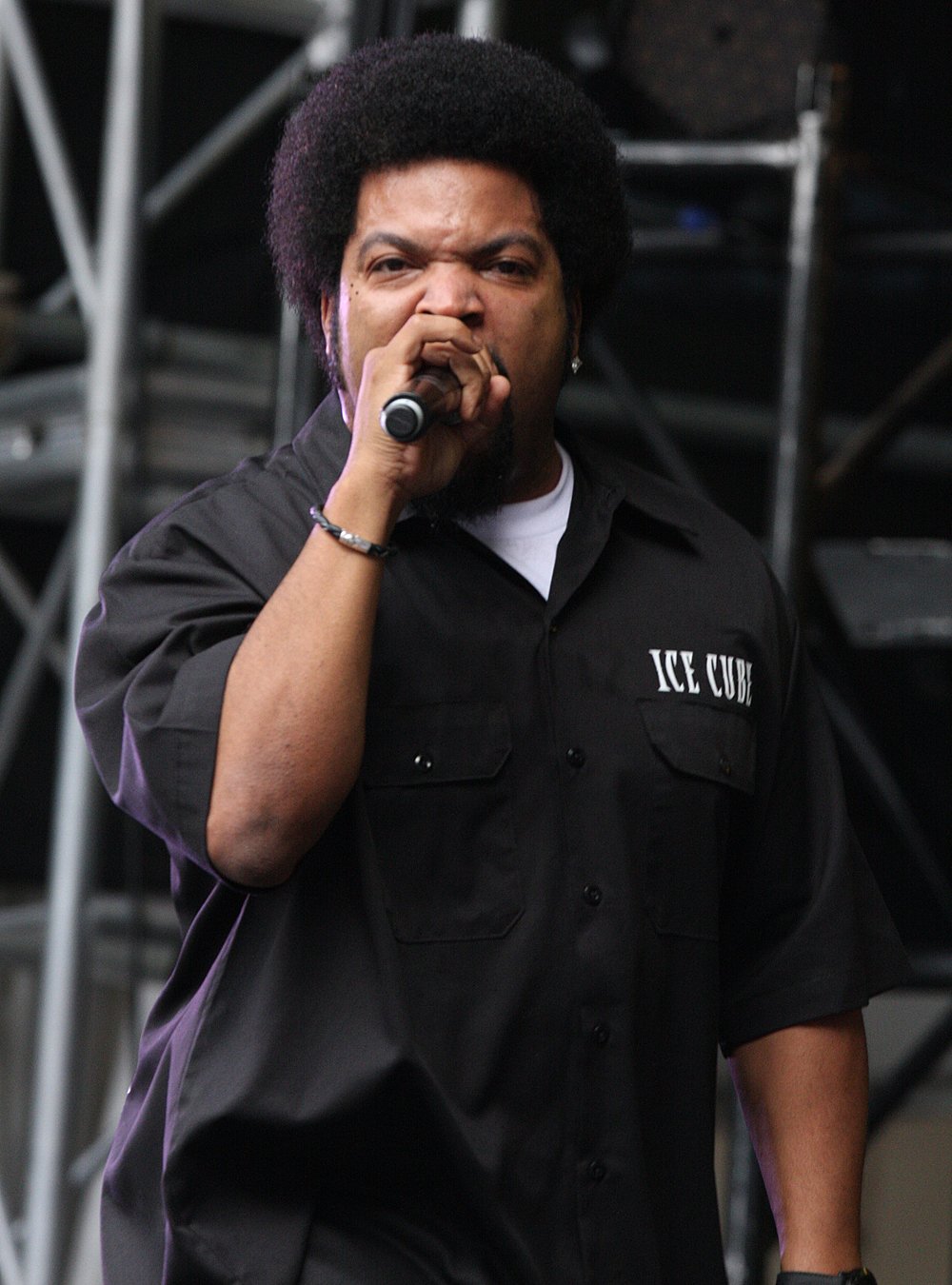 Ice Cube leaves N.W.A. and fires back with No Vaseline (image credits: Ice Cube, CC BY-SA 2.0, https://commons.wikimedia.org/w/index.php?curid=19095824)