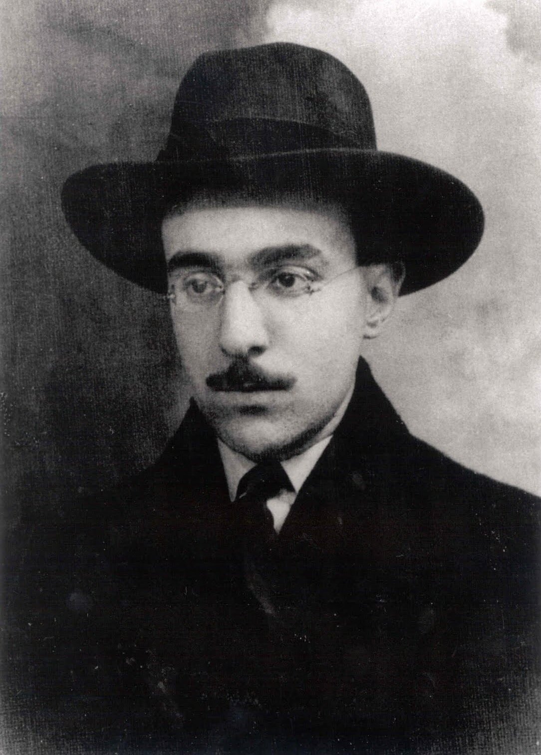 Fernando Pessoa’s Many Faces (image credits: Nelson BrazUkA, Public domain, https://commons.wikimedia.org/w/index.php?curid=56775462)