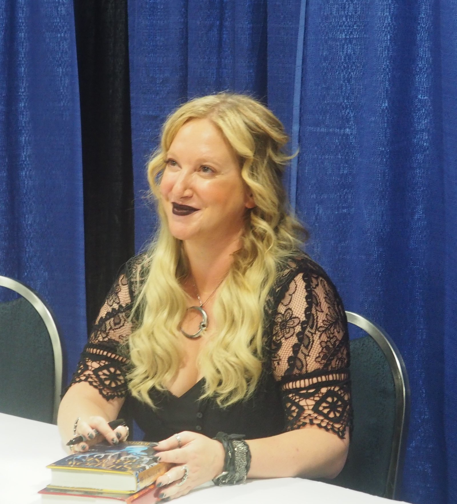 Shadow and Bone by Leigh Bardugo (image credits: By slowking4, GFDL 1.2, https://commons.wikimedia.org/w/index.php?curid=72267171)