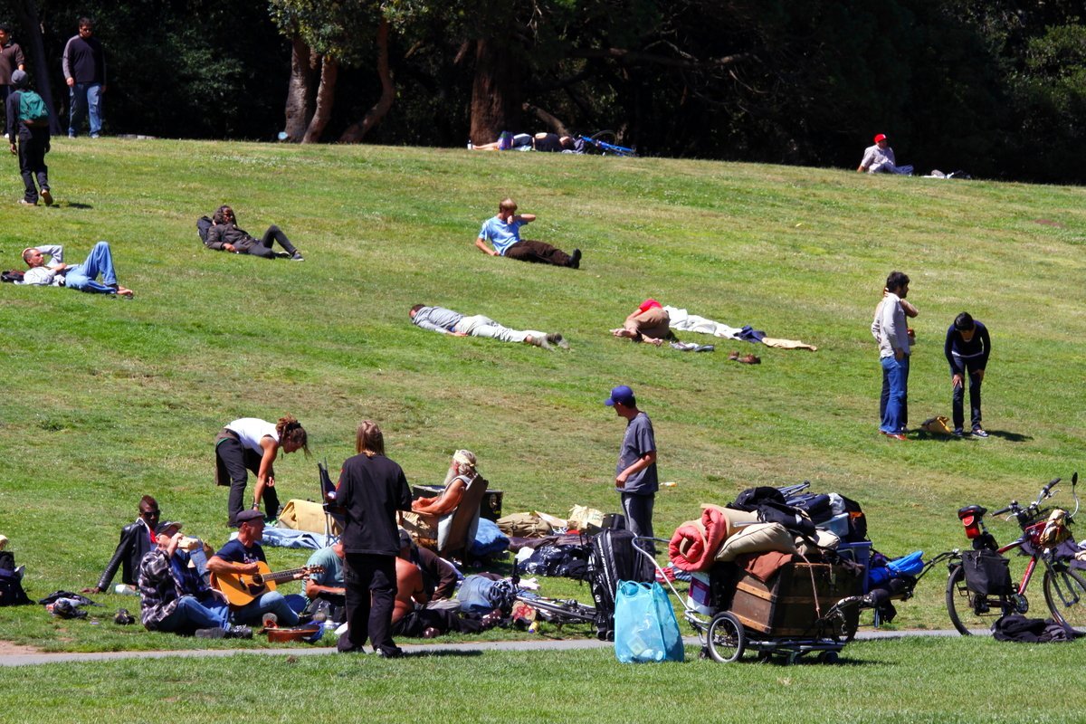 A Gathering of Peace and Love (image credits: By jondoeforty1, CC BY-SA 2.0, https://commons.wikimedia.org/w/index.php?curid=134701136)