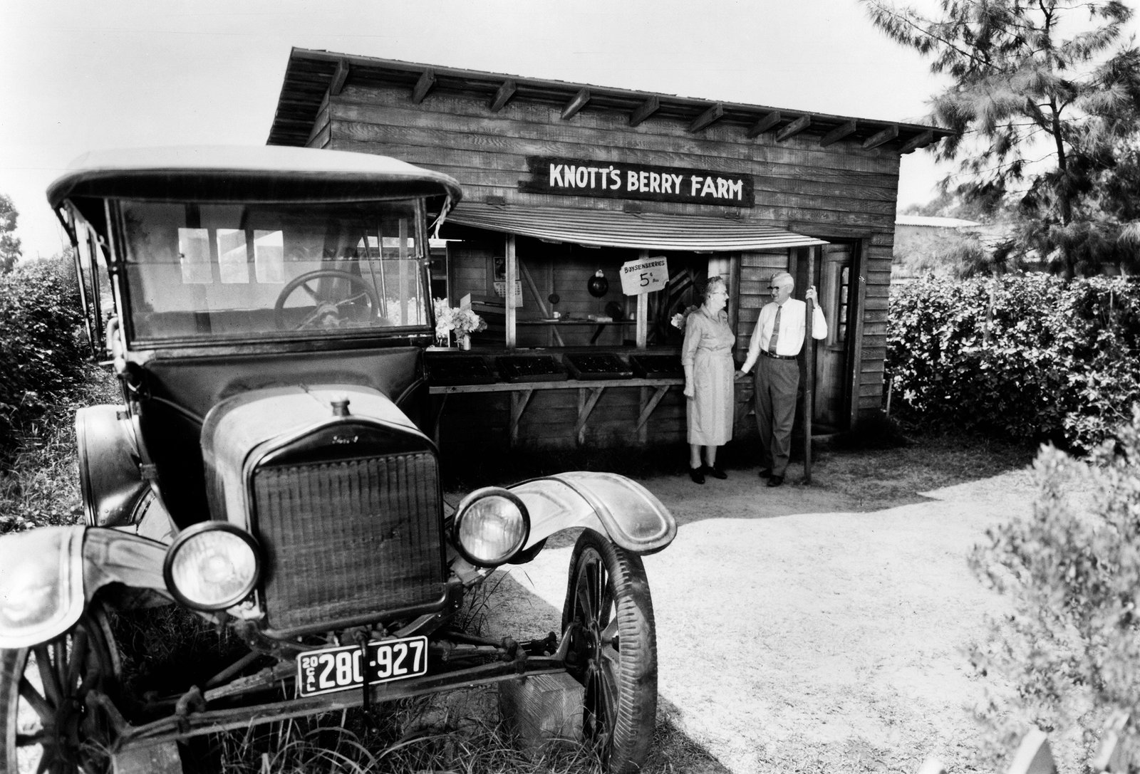 Knotts Berry Farm: From Bootleggers to Boardwalks (image credits: wikimedia)