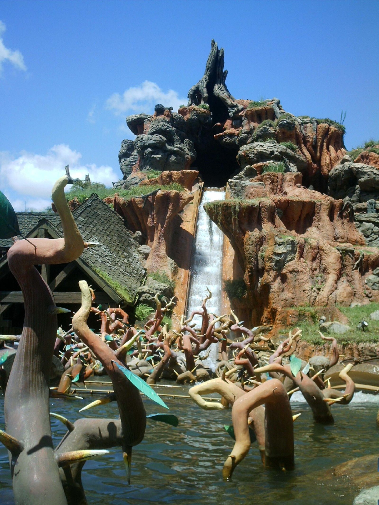 Splash Mountain: A Ride Born of Racist Roots (image credits: By Andygalloway93, CC BY 3.0, https://commons.wikimedia.org/w/index.php?curid=6158822)