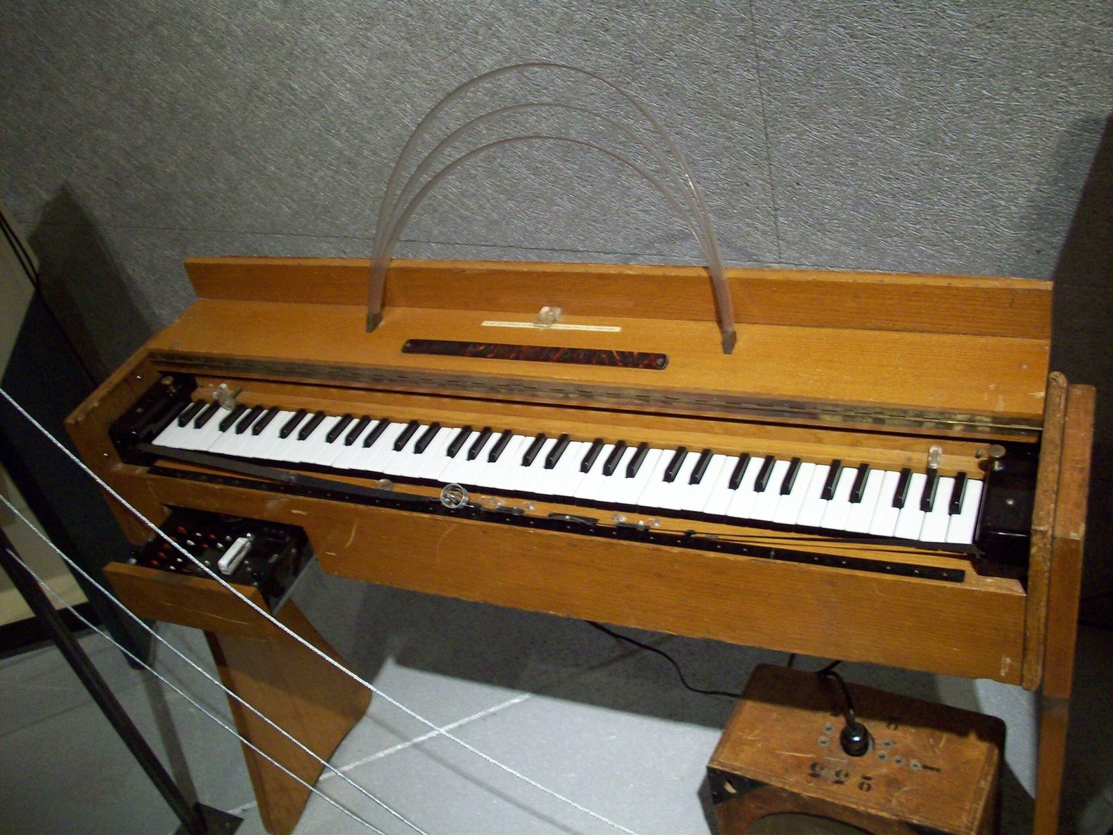 Ondes Martenot's Haunting Voice in Radiohead's Soundscapes (image credits: wikimedia)