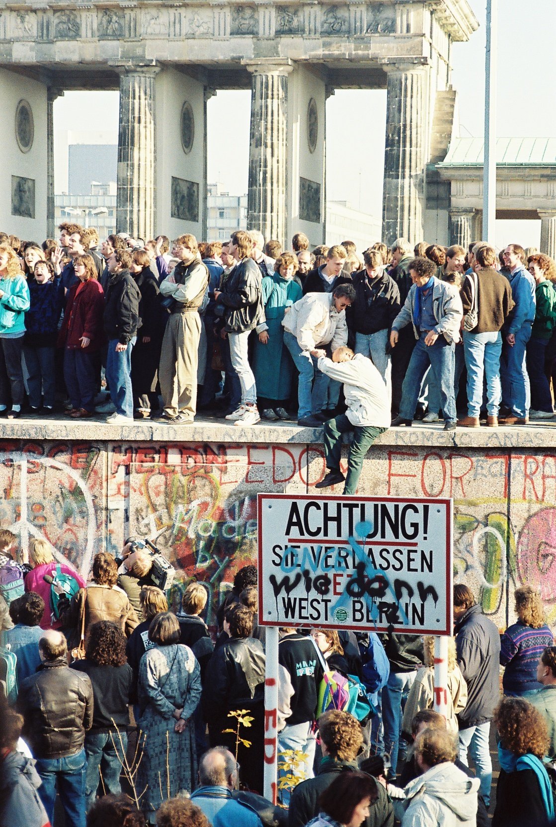 The Fall of the Berlin Wall (1989) (Image Credits: Wikimedia)
