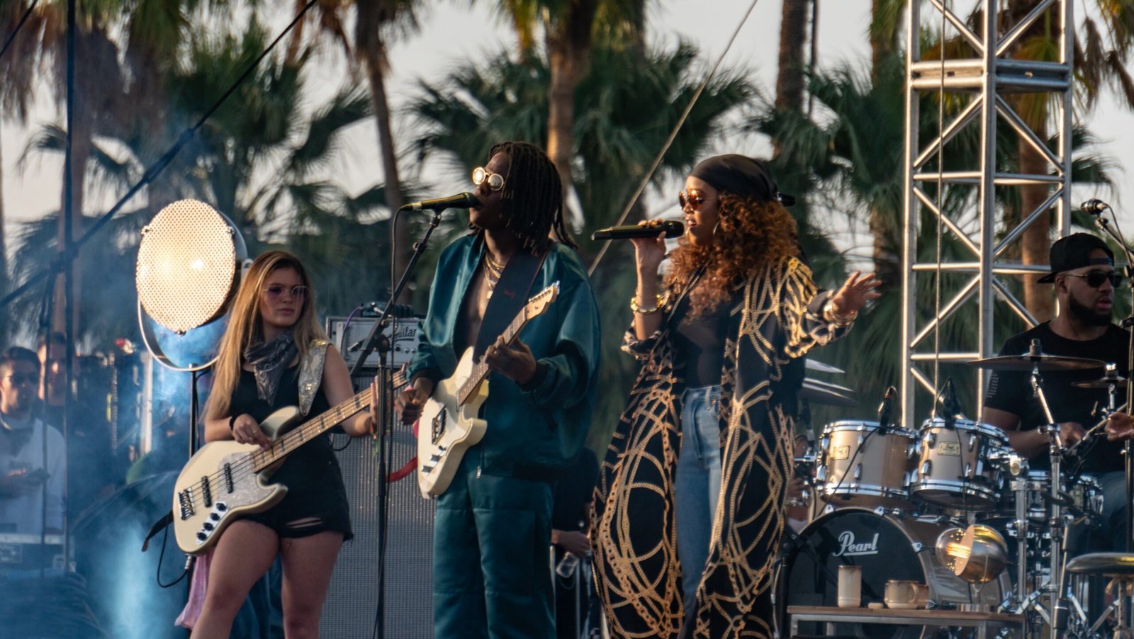 Daniel Caesar: Soulful Introspection (Image Credits: Wikimedia)