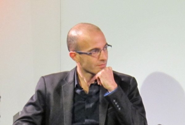 Sapiens: A Brief History of Humankind by Yuval Noah Harari (Image Credits: Wikimedia)