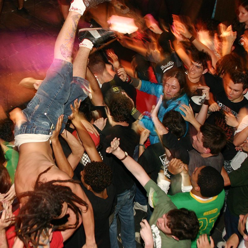 Mosh Pits and Crowd Surges Are Real Dangers (Image Credits: Wikimedia)