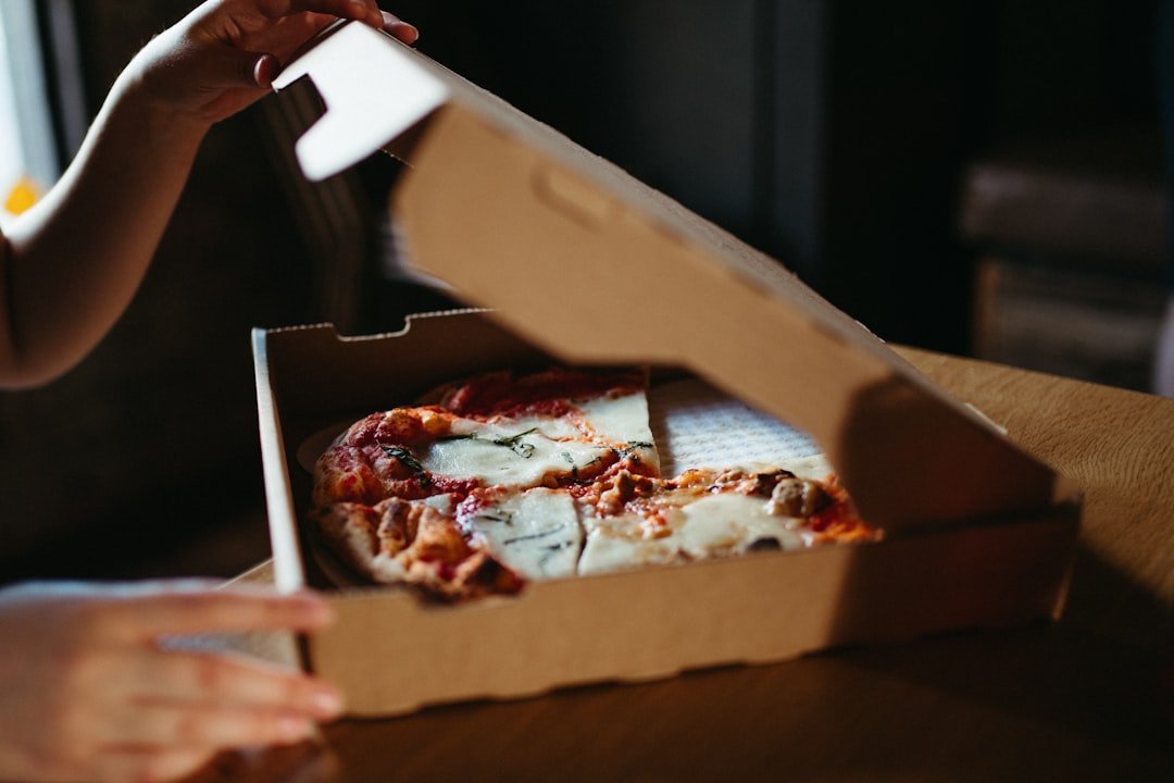 The Pizza Delivery Bank Heist: When No One Questions Food (Image Credits: Unsplash)