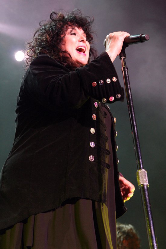11. Ann Wilson (Heart) - Cancer, Courage, and a Comeback (Image Credits: Wikimedia)
