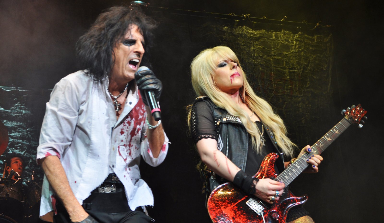 12. Alice Cooper - The Shock Rock Legend That Never Stops (Image Credits: Wikimedia)