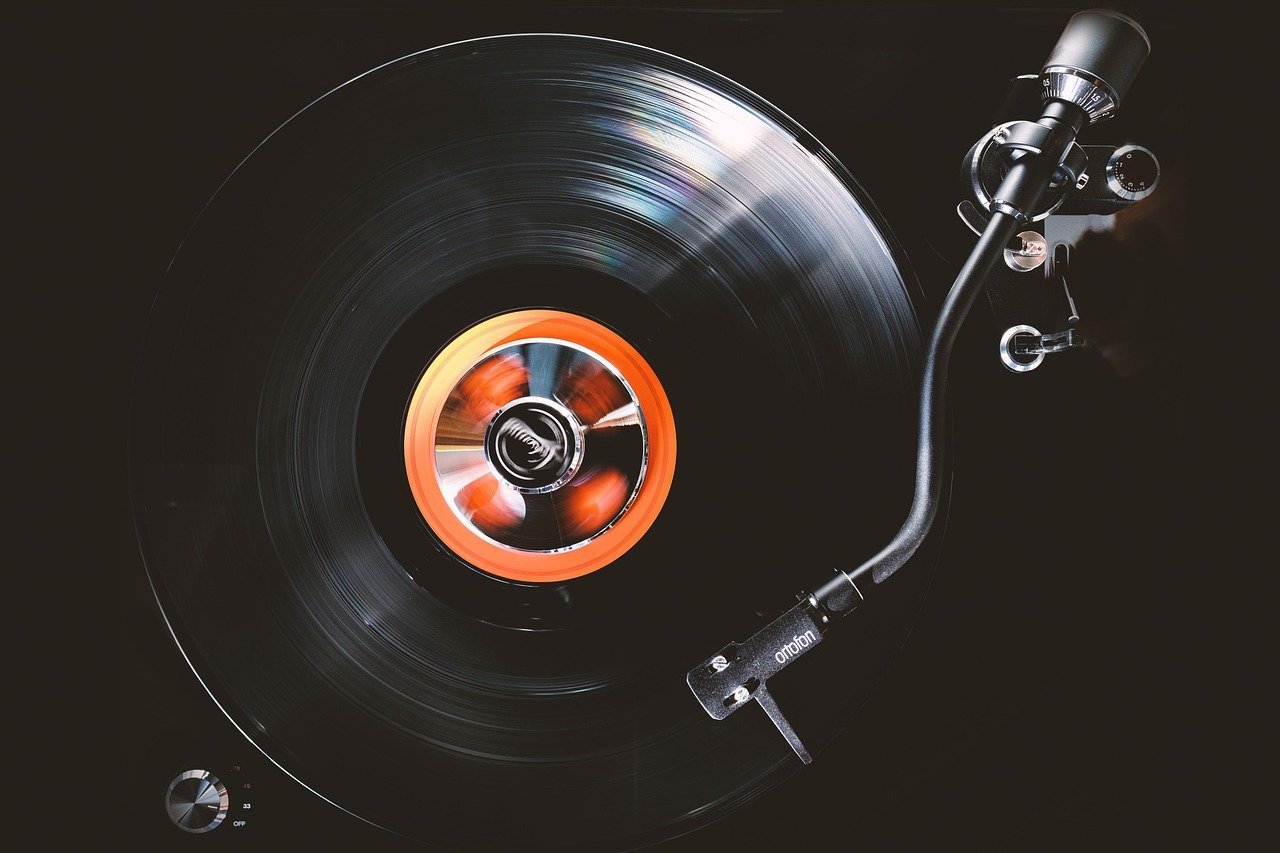 9. Vinyl Sales and Physical Endurance (Image Credits: Pixabay)