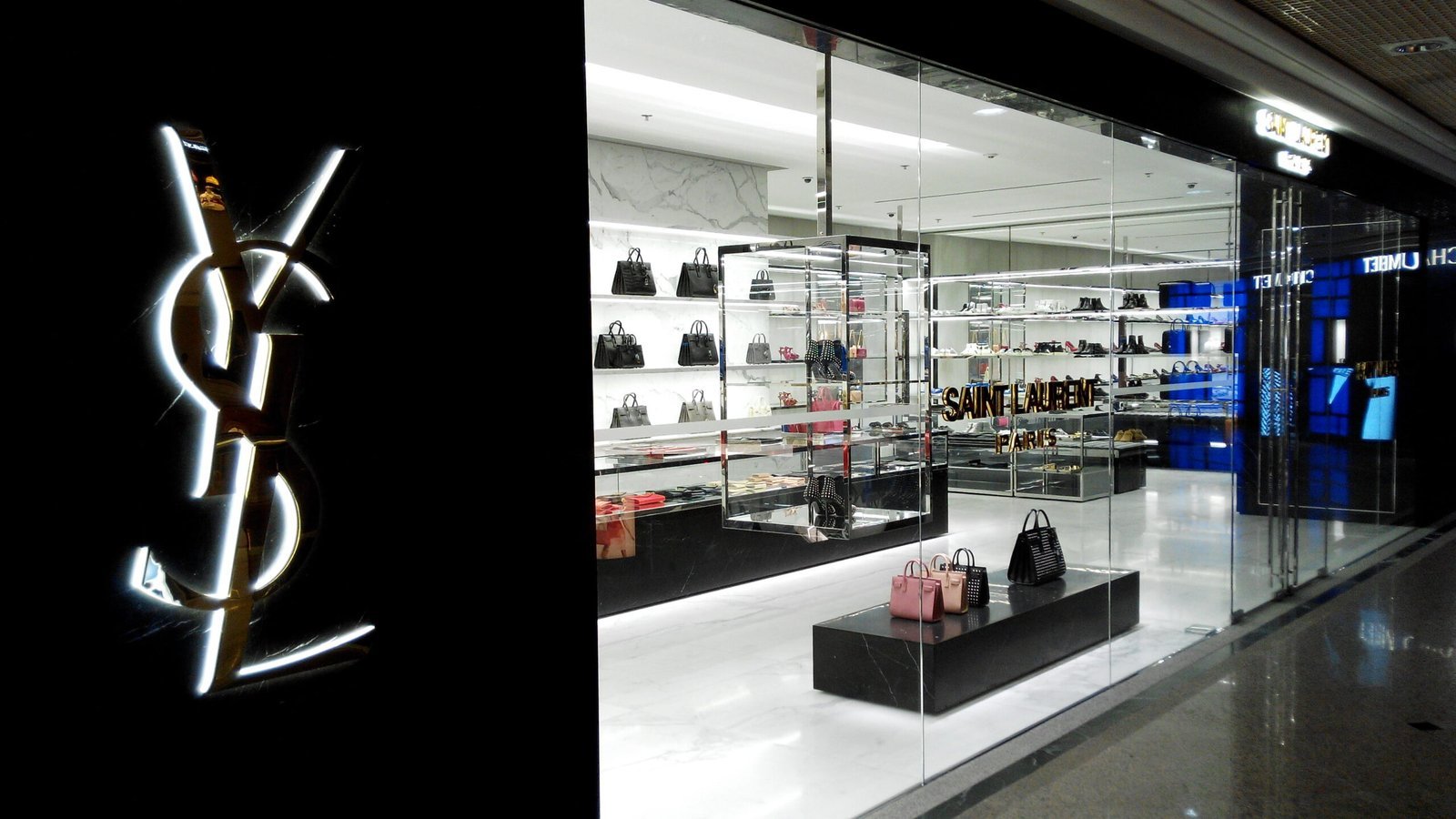 5. Yves Saint Laurent - The Architect of Modern Dressing (By Leitonmahillo, CC BY-SA 3.0)