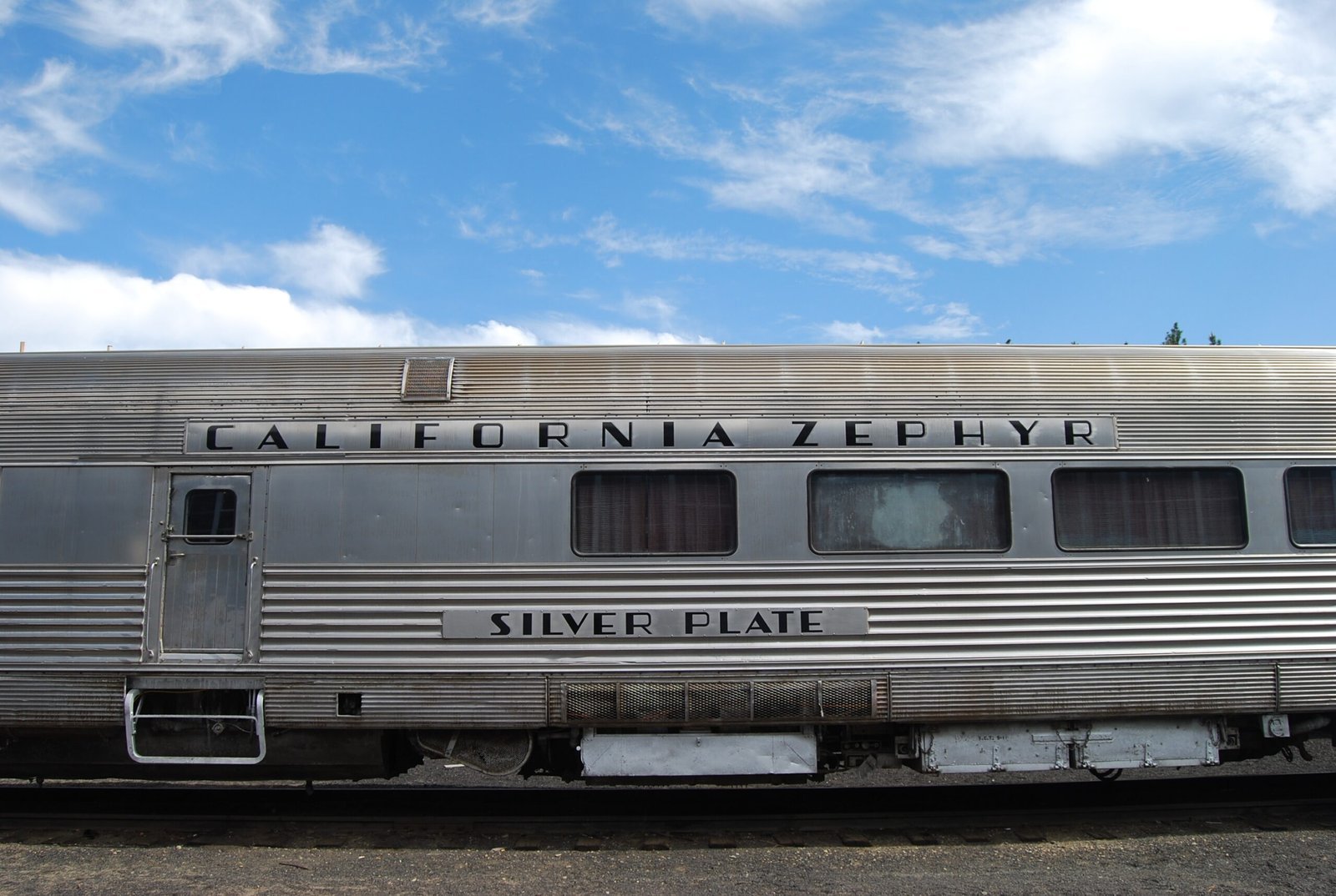 1. The California Zephyr: Chicago to San Francisco (California Zephyr Silver Plate

Uploaded by We hope, CC BY 2.0)