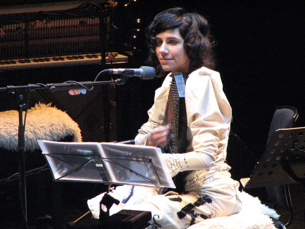 PJ Harvey: Fierce, Uncompromising, and Still Ahead of the Curve (Ella Mullins, Flickr, CC BY 2.0)