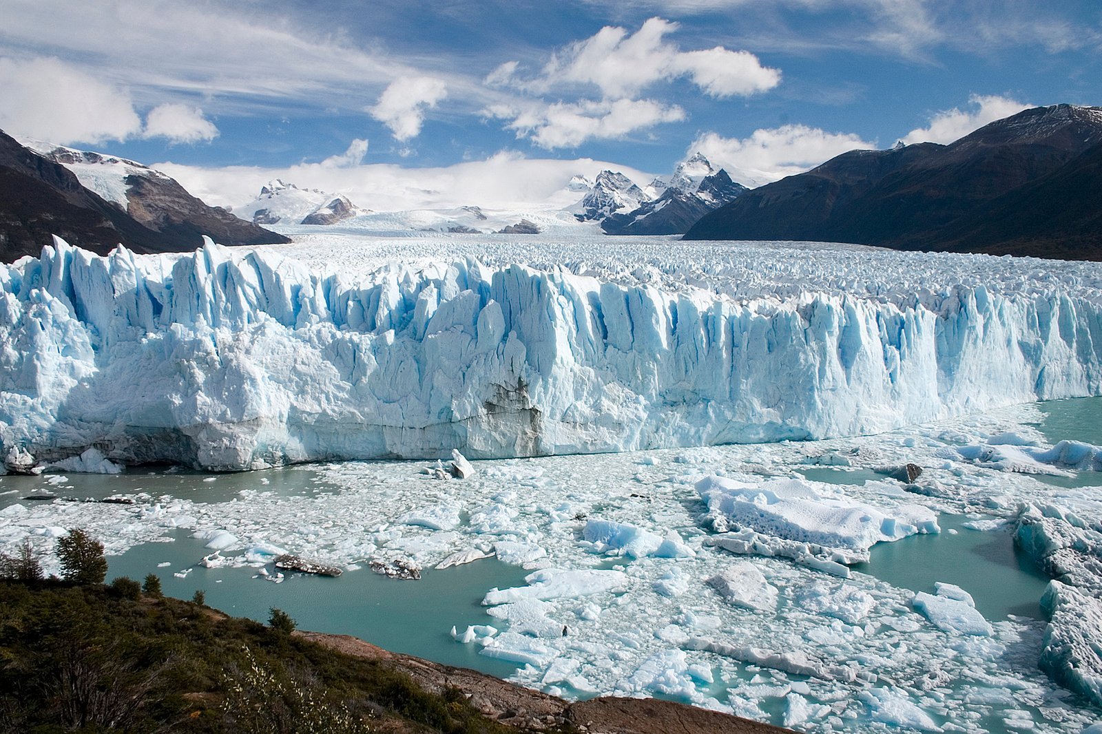 7. Patagonia, Argentina and Chile: Where the Earth Feels Untamed (Photo taken by (Luca Galuzzi) * http://www.galuzzi.it, CC BY-SA 2.5)