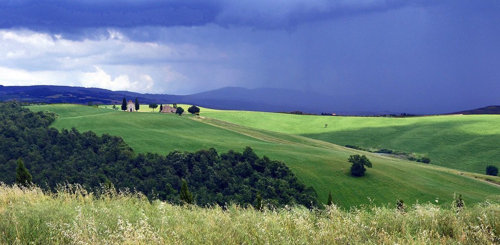 10. Tuscany, Italy: Rolling Hills and Timeless Villages (Hervé S, France, Flickr, CC BY-SA 2.0)