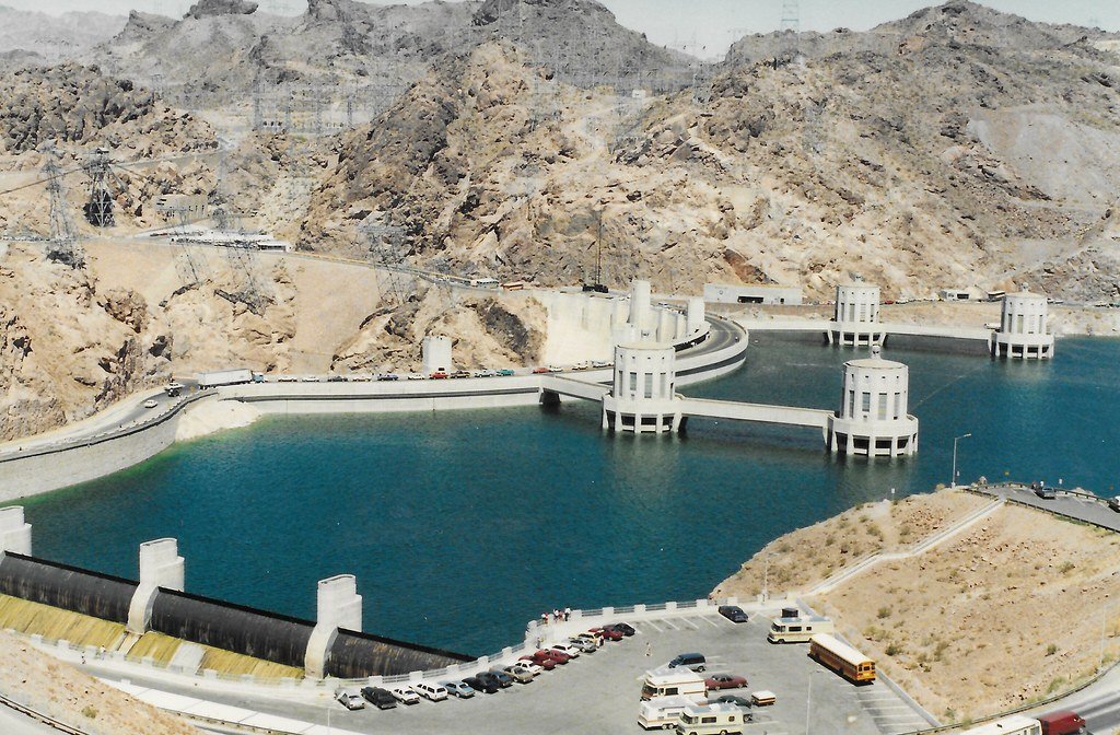 7. The Hoover Dam's Tragic Father-and-Son Bookend (Bill Badzo, Flickr, CC BY-SA 2.0)