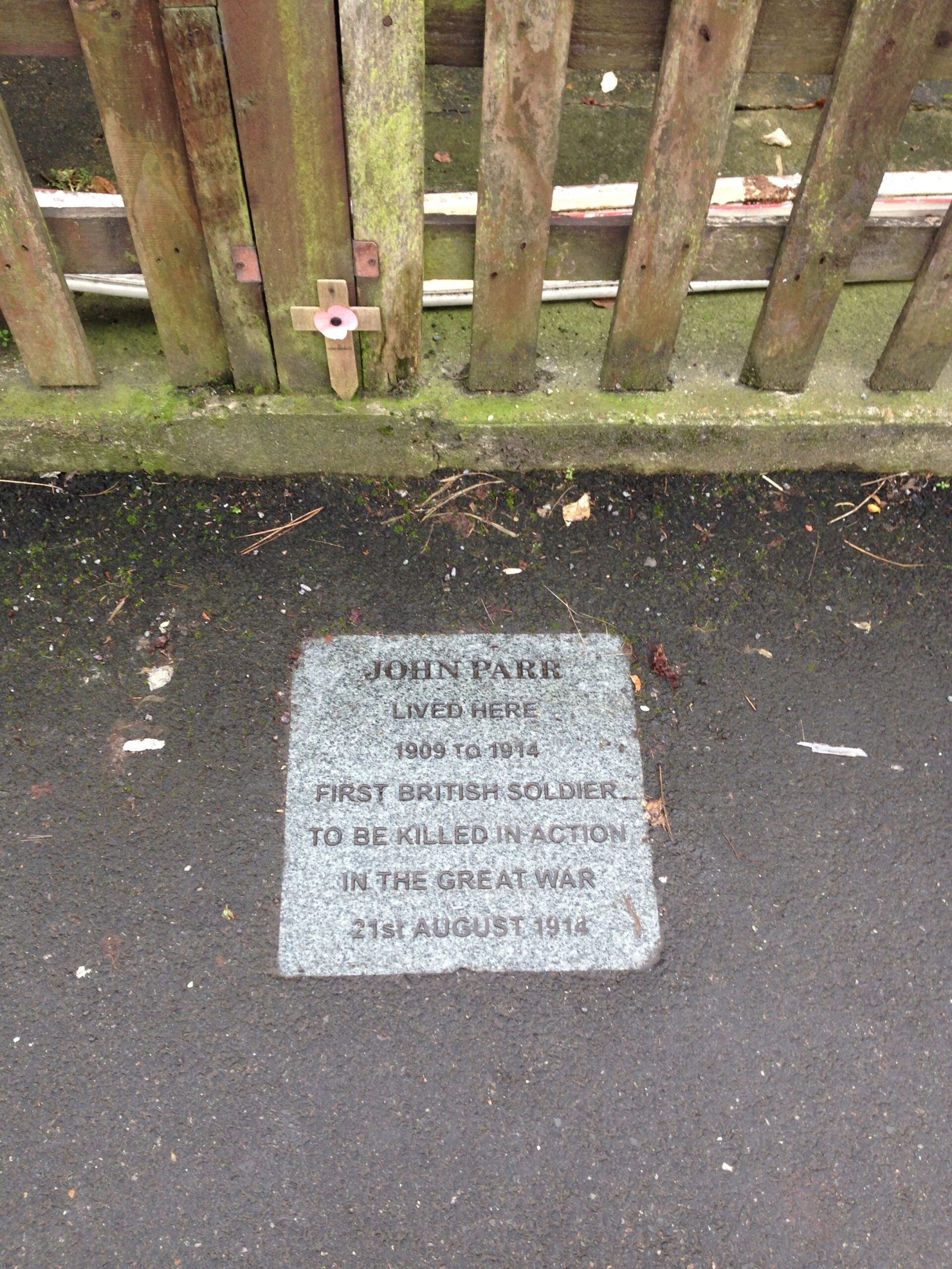 The First and Last British Soldiers of WWI: Buried Side by Side (By No Swan So Fine, CC BY-SA 4.0)