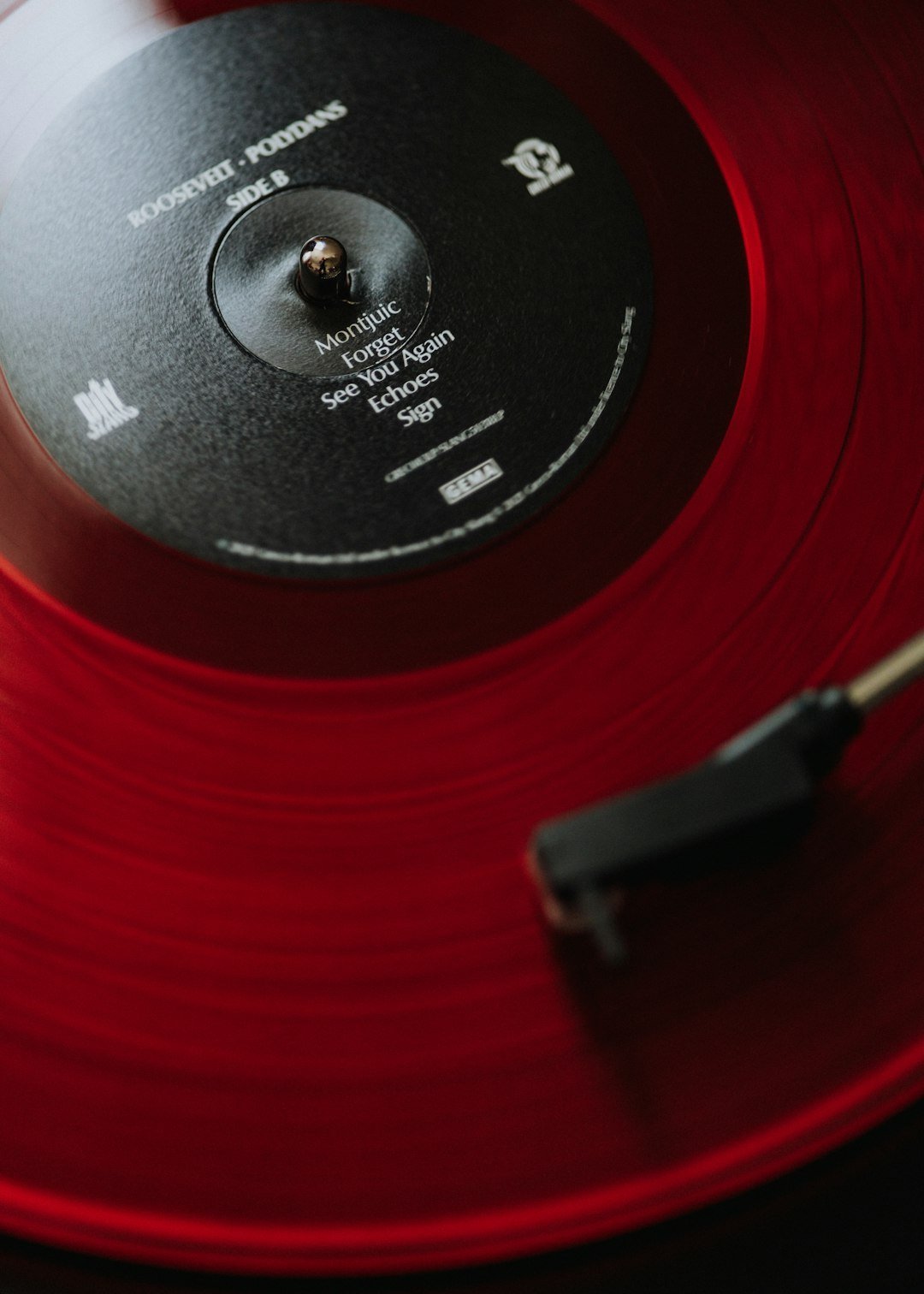 1. The Sound Quality Debate That Vinyl Is Winning (Image Credits: Unsplash)
