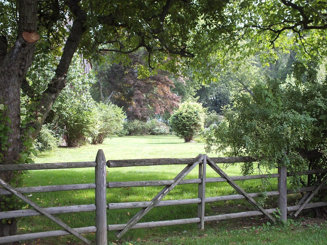 2. Split Rail Fence: The Spirit of the Open Countryside (Image Credits: Pixabay)