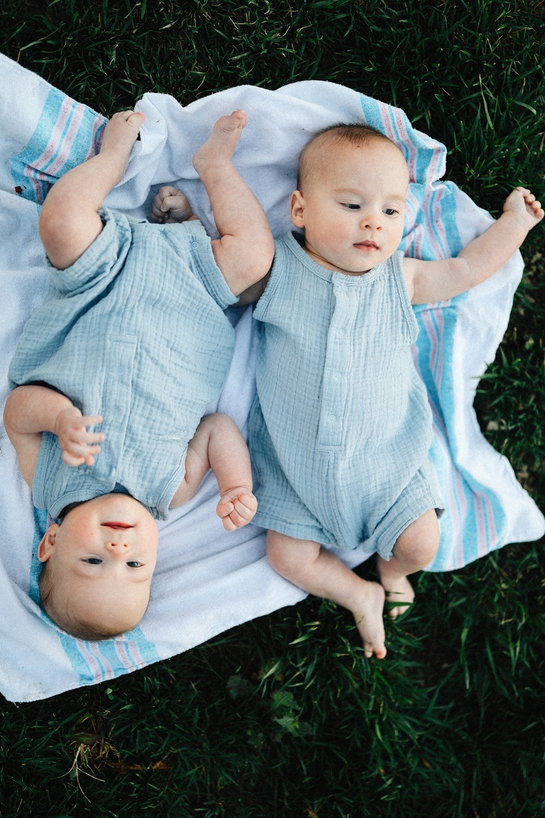 The Ohio Twins Who Lived Parallel Lives Without Knowing Each Other (Image Credits: Unsplash)