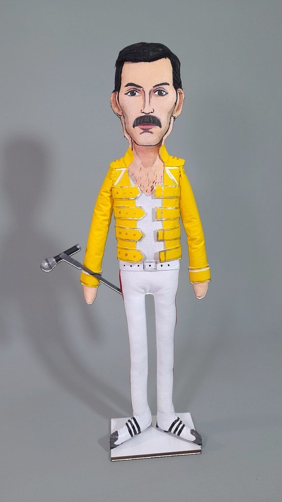 1. "Bohemian Rhapsody" - Queen (1975): The Song That Broke Every Rule (MEDIODESCOCIDO, Flickr, CC BY 2.0)