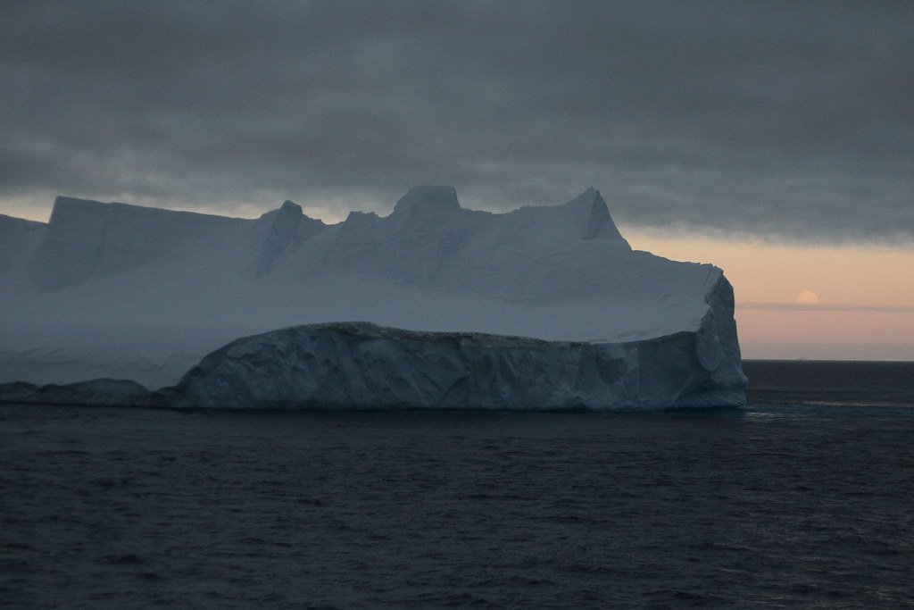 4. A Mysterious Full Moon May Have Sent the Iceberg South (Grant.C, Flickr, CC BY 2.0)