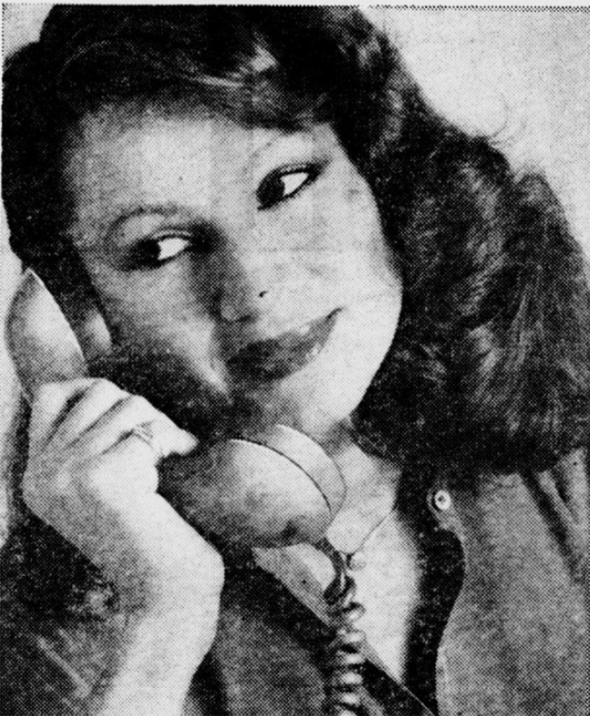 The Side Ponytail: Casual Cool With a Scrunchie on Top (Image Credits: Flickr)