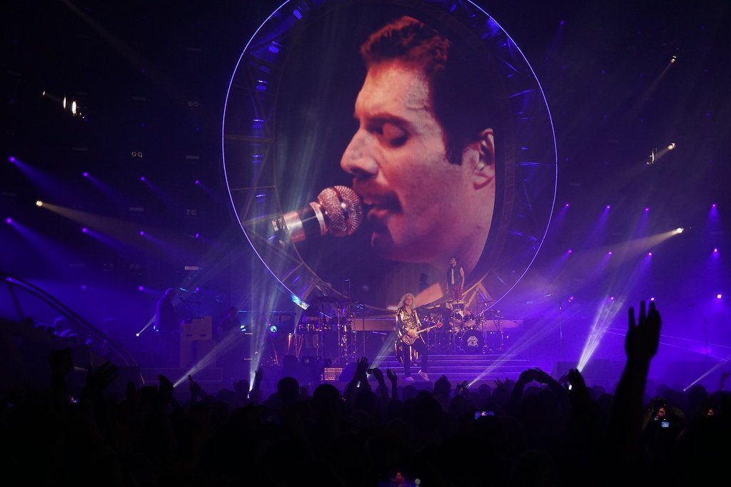 Freddie Mercury's Stage Presence: Pure, Unrepeatable Magic (flamesworddragon, Flickr, CC BY-SA 2.0)