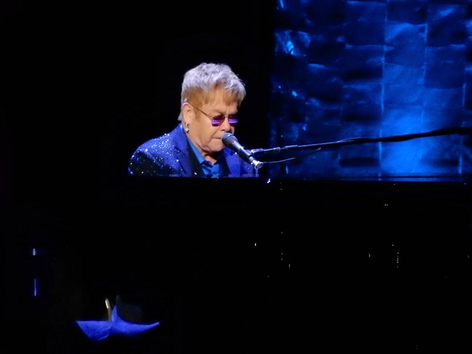 Elton John and George Michael - "Don't Let the Sun Go Down on Me" (1991): When the Artist Tried to Stop His Own Hit (Elton John Singing At The I'm With Her Concert for Hillary Clinton at Radio City Music Hall, CC BY 2.0)