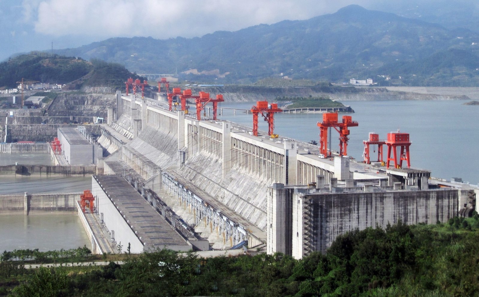 2. The Three Gorges Dam, China - Power on an Unimaginable Scale (By Source file: Le Grand Portage
Derivative work: Rehman, CC BY 2.0)