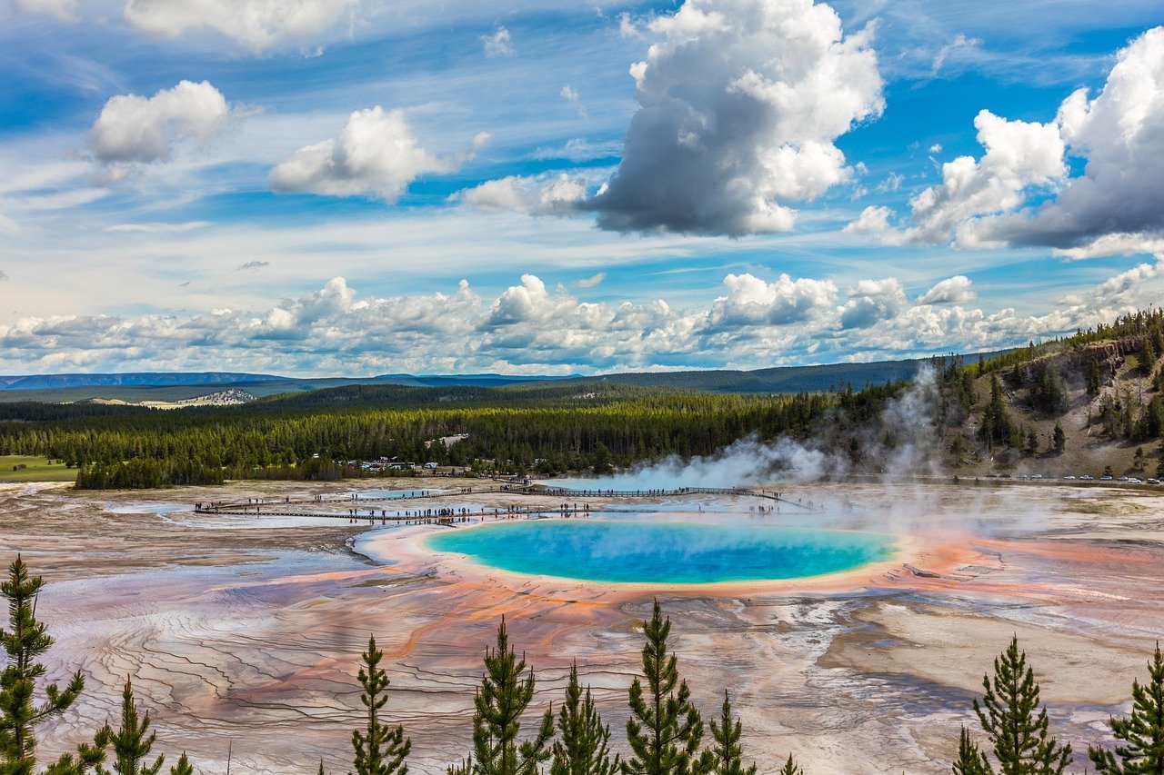 2. Yellowstone National Park, Wyoming: A Planet Within a Park (Image Credits: Pixabay)