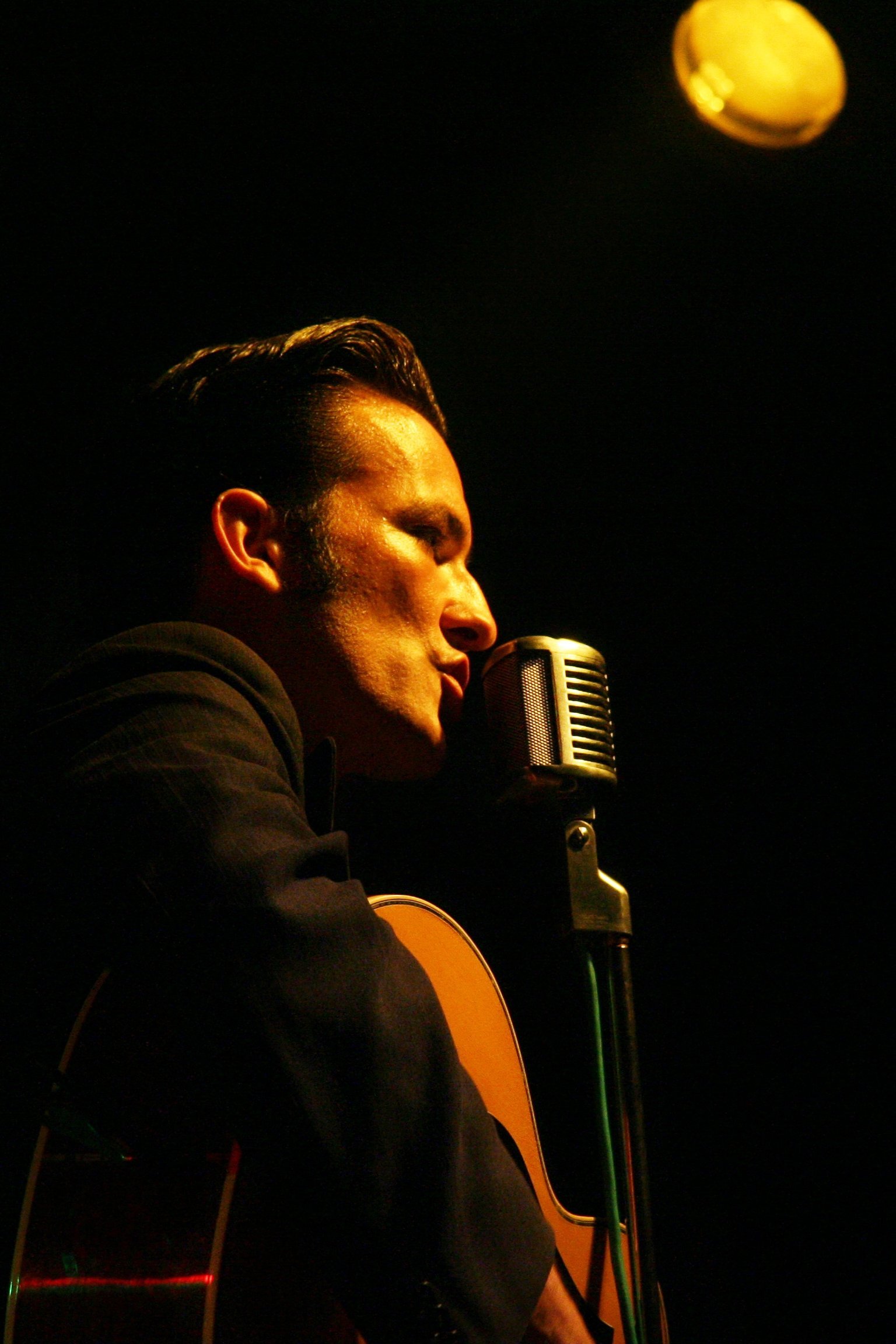 Gary Portnoy – "Where Everybody Knows Your Name" (Cheers Theme) (By user:AngMoKio, CC BY-SA 2.5)