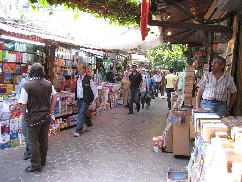 El-Azbakeya Wall Book Market, Cairo, Egypt (jwalsh, Flickr, CC BY 2.0)