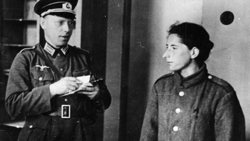 10 Brave Women Who Fooled Entire Armies