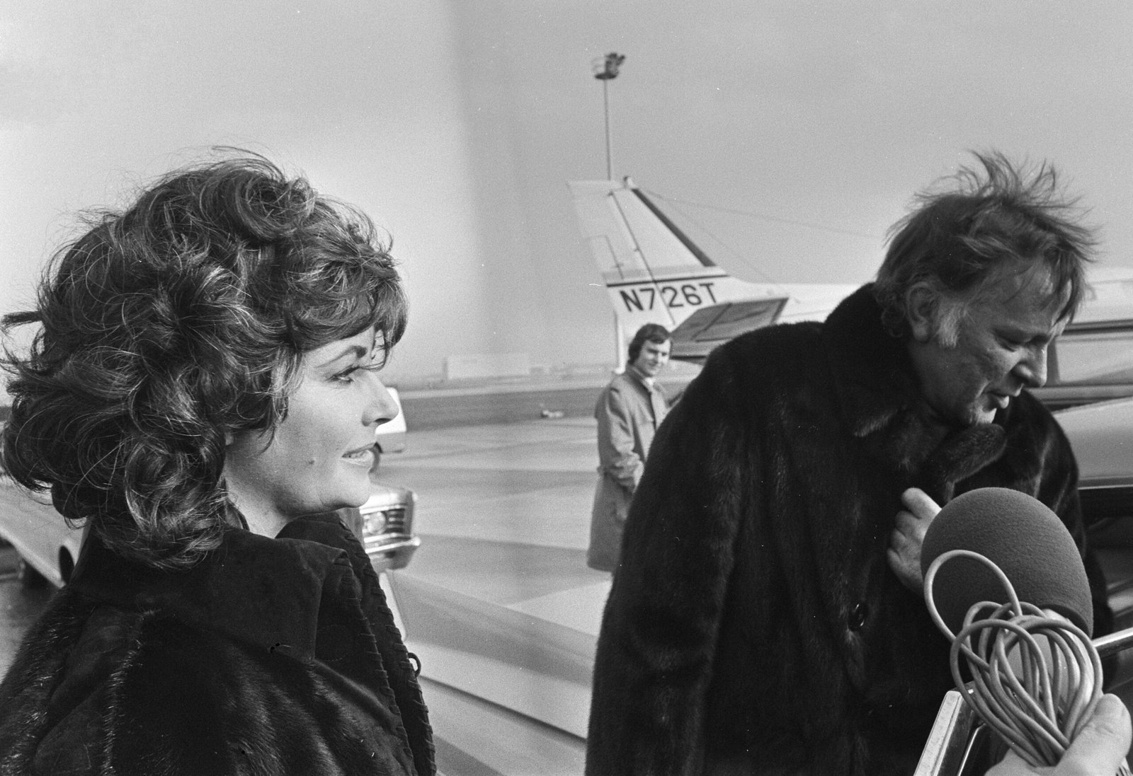 Richard Burton to Elizabeth Taylor ([1] Dutch National Archives, The Hague, Fotocollectie Algemeen Nederlands Persbureau (ANEFO), 1945-1989, Nummer toegang 2.24.01.05 Bestanddeelnummer 924-3582, CC BY-SA 3.0 nl)