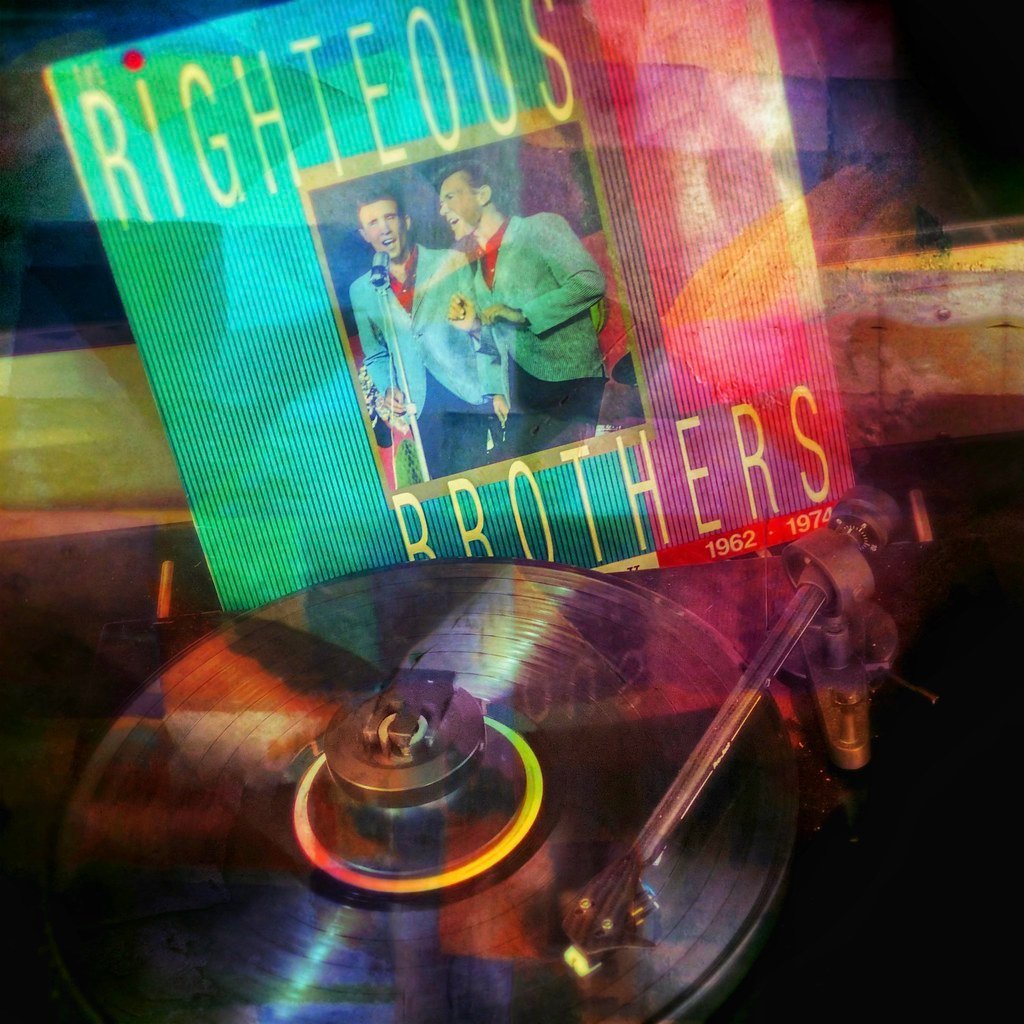 The Righteous Brothers: Blue-Eyed Soul and Timeless Emotion (Image Credits: Flickr)