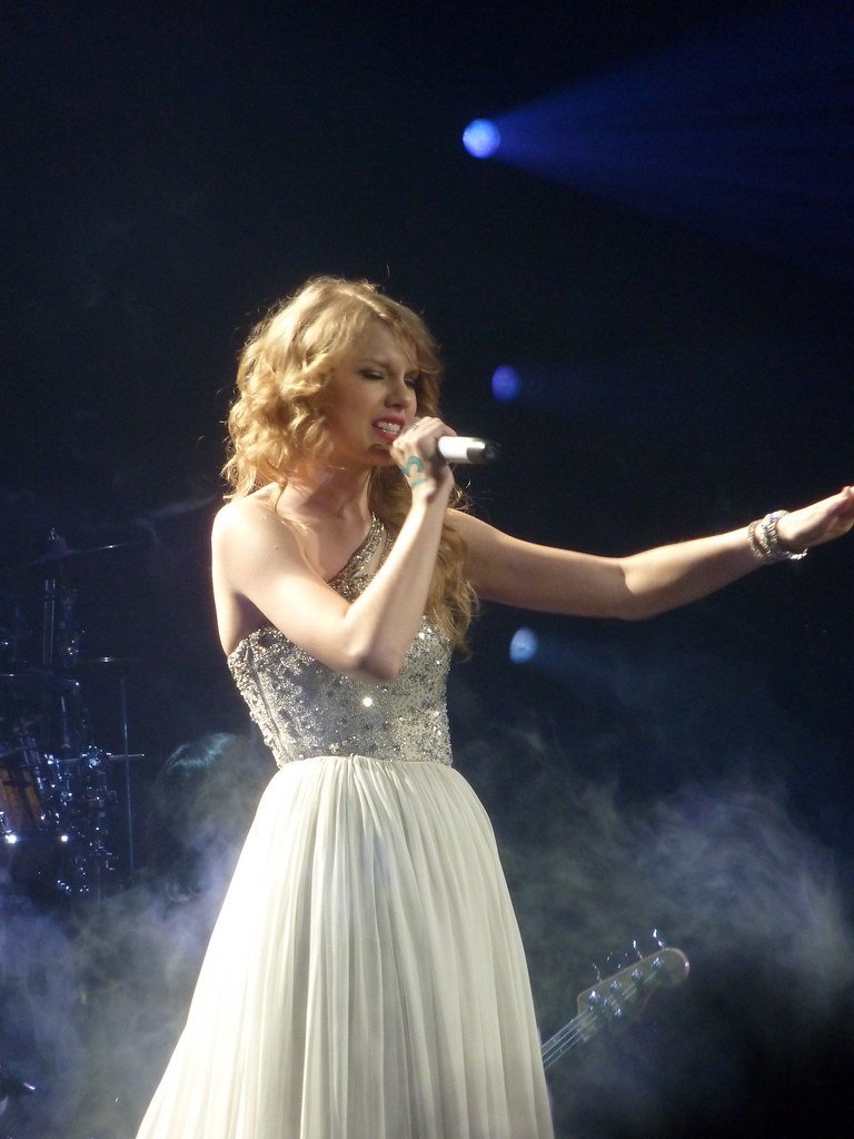 2. She Won the Grammy Album of the Year Four Times - a Record No One Else Holds (oouinouin, Flickr, CC BY 2.0)