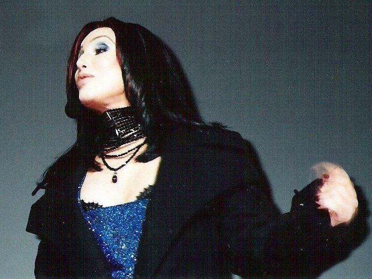 Believe - Cher (1998) (Flickr: WKTU-FM's Miracle on 34th Street show - New York - seen on December 11, 1998, CC BY 2.0)