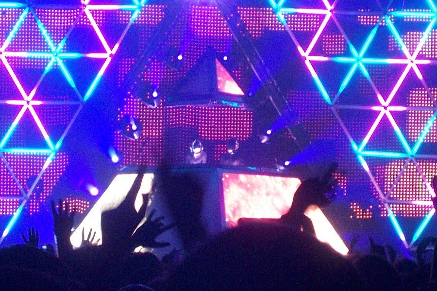 Get Lucky - Daft Punk ft. Pharrell Williams & Nile Rodgers (2013) (daftpunkparis 030, CC BY 2.0)