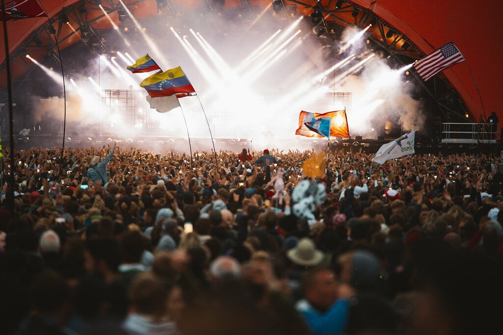 Blinding Lights - The Weeknd (2019) (Krists Luhaers, Flickr, CC BY 2.0)