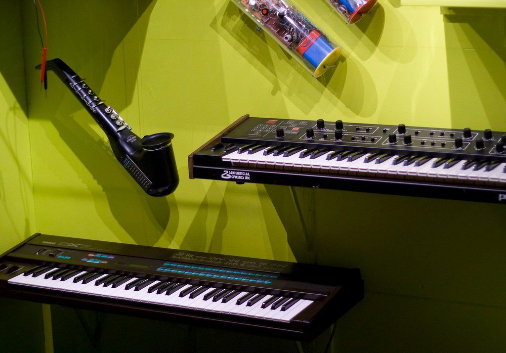 The Bold "No Synthesizers!" Declaration (ollesvensson, Flickr, CC BY 2.0)