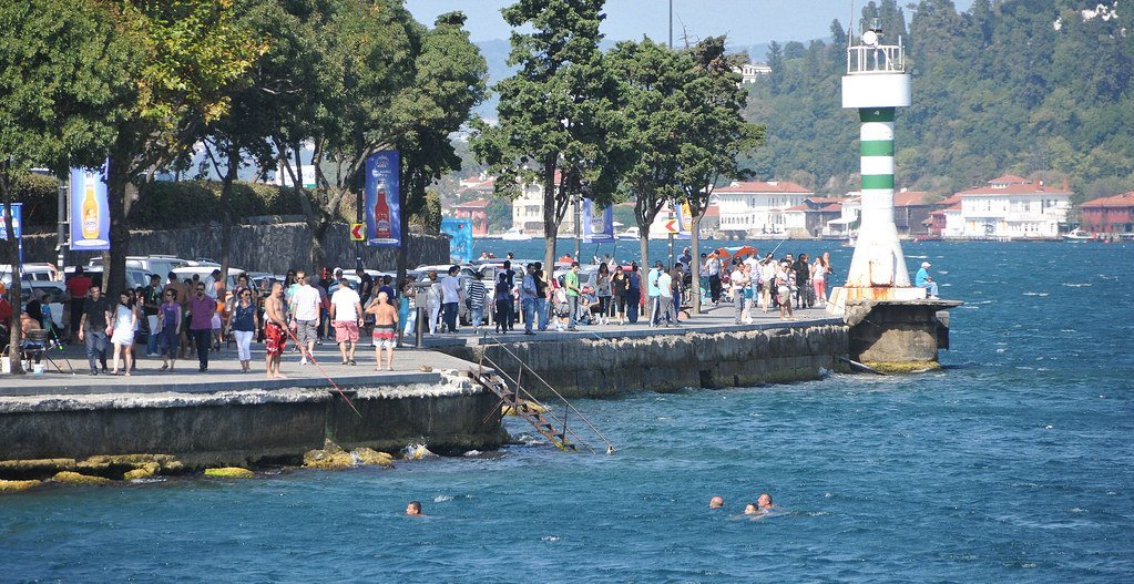 Waterfront Experiences (M McBey, Flickr, CC BY 2.0)